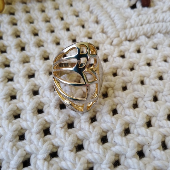 Vintage gold filigree ring in open and wide size 7 - Picture 2 of 8